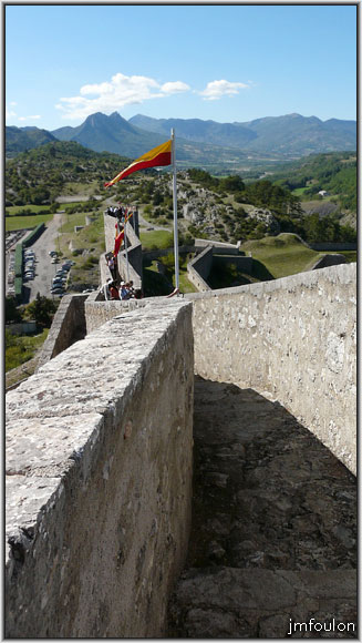 cita-196web.jpg - Le chemin de ronde depuis la tour (ouest)