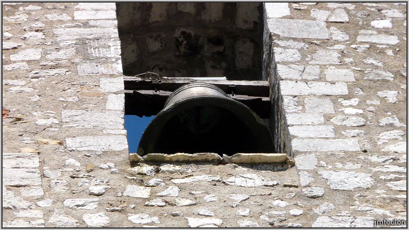 cita-208web.jpg - la cloche du donjon. Oui, ce donjon est doté d'une cloche. Curieux !