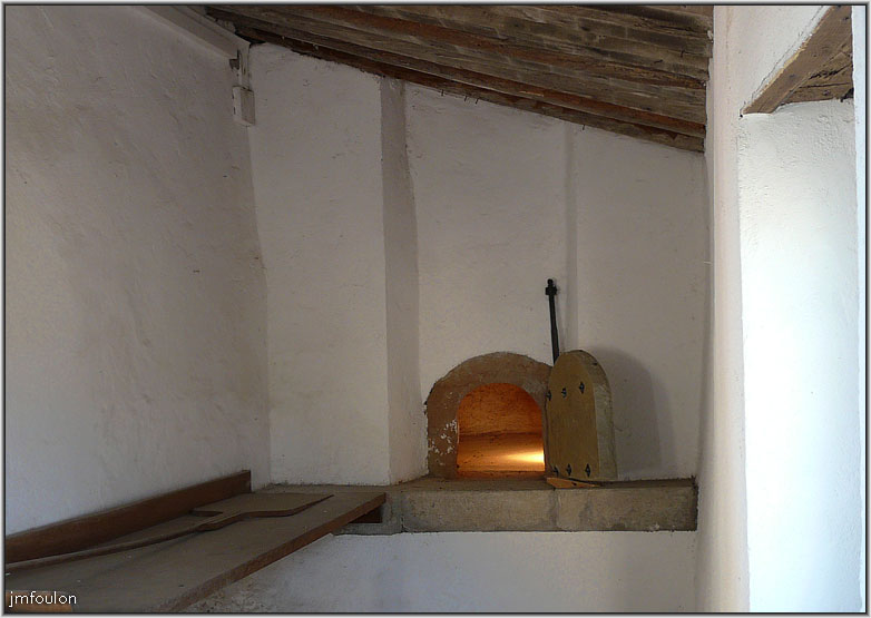 cita-224web.jpg - Le four à pain accolé à la façade est du donjon