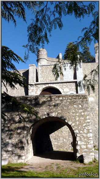 cita-04web.jpg - Ona ccède à la porte sud en passant sur un promontoire s'interrompant à quelques mètres de l'entrée. Pour accèder, il fallait que le pont-levis soit abaissé