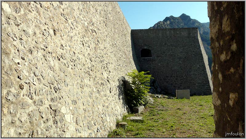 cita-05web.jpg - Bouche à canon dans les contreforts du bastion Notre Dame protégeant la porte sud