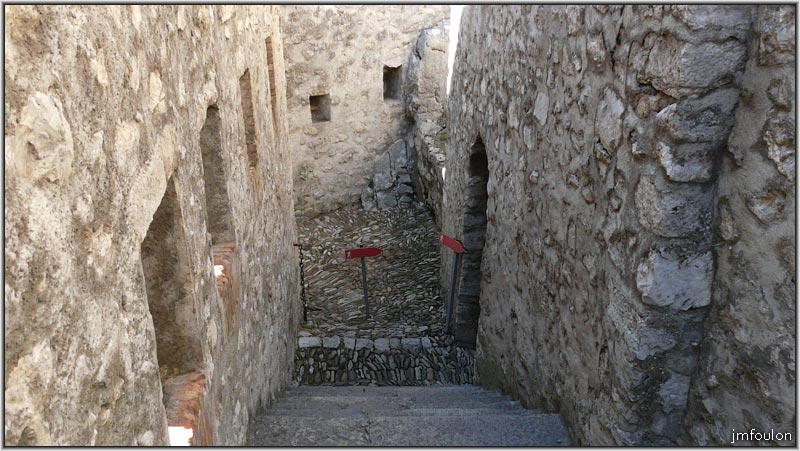 cita-168web.jpg - Escalier venant de ND du Château. A droite, on se dirige au nord vers le Grand Retranchement, à gauche on accède à une porte piétonne qui était munie d'un pont-livis