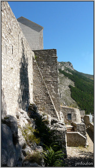 cita-171web.jpg - Vue ouest-est sur la troisième enceinte. A droite, la citerne