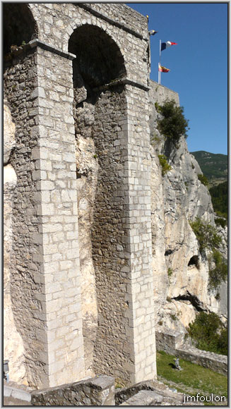 cita-176web.jpg - Piliers sous la chapelle Notre Dame du Château (sud)