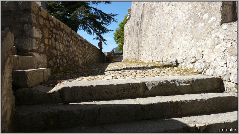 cita-180web.jpg - Une fois passé la grille, on chemine sur une agréable calade