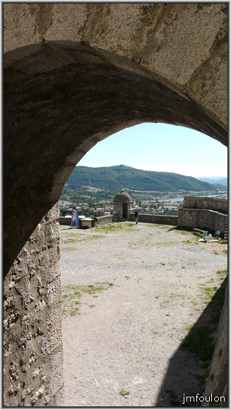 cita-183web.jpg - Vue sur l'est du bastion du gouvernement depuis l'entrée de la 3ème enceinte