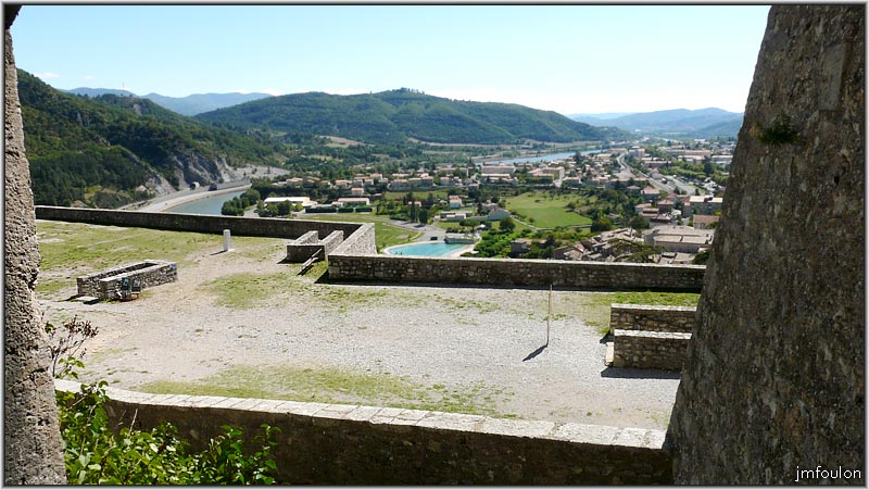 cita-184web.jpg - Vue sur l'est de la ville. On aperçois le plan d'eau et la Durance en amont du barrage