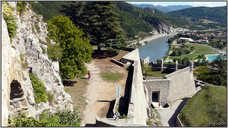 cita-187web.jpg - Vue sur le bastion du Gouvernement à droite, et la 3ème enceinte à gauche depuis l'escalier menant au chemin de ronde