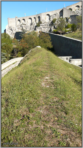 cita-23web.jpg - Sur la contrescarpe qui s'étend du sud au nord jusqu'a la double porte charretière nord du bastion du Roy que l'on devine à droite