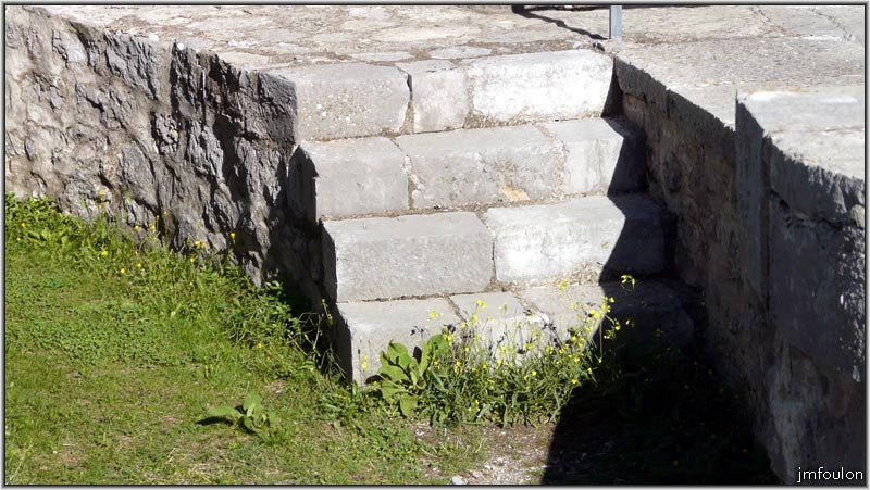 cita-25web.jpg - Escalier d'accès aux courtines