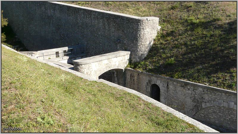 cita-29web.jpg - La double porte vue depuis la contrescarpe et la casemate du bastion du Roy