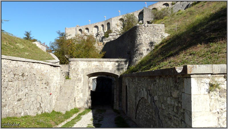cita-31web.jpg - La double porte charretière nord du bastion du Roy (autre vue). Au loin, le chemin de ronde