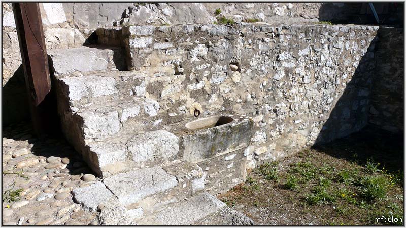 cita-37web.jpg - Escalier menant aux courtines est du bastion Notre Dame. Anneau à cheval et abrevoir