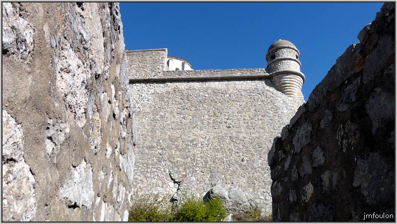 cita-43web.jpg - Vue sur la 3ème enceinte et son échauguette est