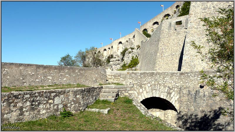 cita-47web.jpg - Courtine est du bastion du Gouvernement et vue sur le chemin de ronde. A droite de la courtine, on aperçois la voute de la porte est qui ferme ce bastion