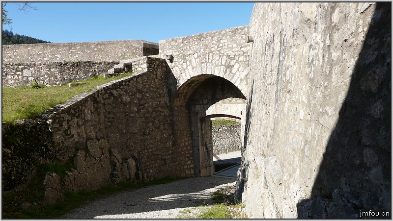 cita-48web.jpg - Vue sur la porte est du bastion du Gouvernement