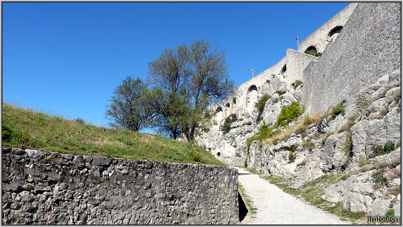 cita-52web.jpg - Dirigeons nous maintenant vers l'est et la poterne qui permet d'accéder au nord de la citadelle visible dans une autre galerie