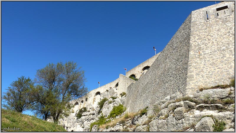 cita-53web.jpg - A droite, les remparts de la 3ème enceinte et à gauche le chemin de ronde