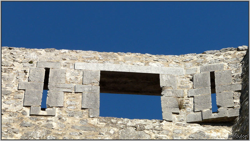 cita-54web.jpg - Détail sur une bouche à canon entourée de deux meurtrières sur le rempart de la 3ème enceinte