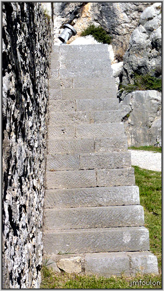 cita-55web.jpg - Escalier menant aux courtines du 1er rempart est de la citadelle