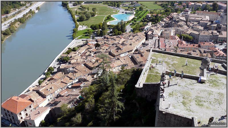 cita-pays-web_2.jpg - Vue sur la ville basse depuis le courtine est de ND du Château. A droite on voit l'est des 1ère et seconde enceintes