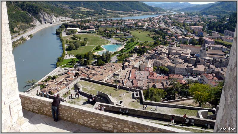 cita-pays-web_3.jpg - Vue vers le sud sur la ville et la vallée de la Durance depuis le four à pain