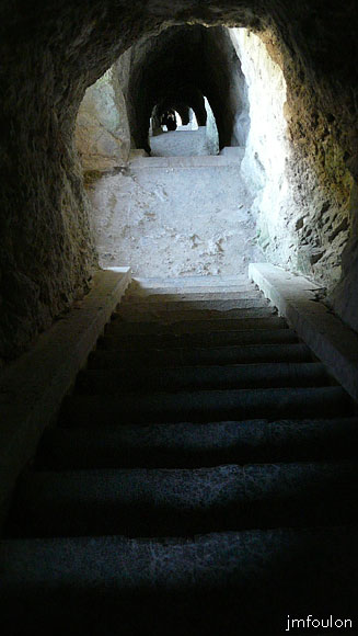 cita-116web.jpg - Voici l'impréssionnante descente jusqu'a la porte nord de la ville, la porte du Dauphiné aujourd'hui disparue