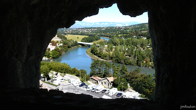 cita-117web.jpg - Vue vers le nord depuis une des ouvertures taillée dans la roche à chaque pallier tout au long de la descente
