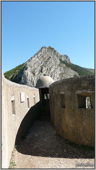cita-133web.jpg - De manière à ce que cette guérite soit à l'aplomb du rocher, elle a été bâtie au bout d'un promontoire de plusieurs mètres que l'on voit ici