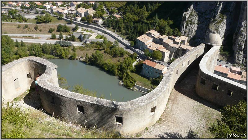 cita-138web.jpg - Ici, les courtines suivent la forme du rocher