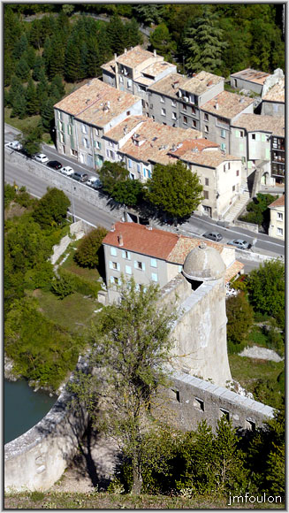 cita-140bweb.jpg - On voit bien ici qu'elle est à l'aplomb du rocher