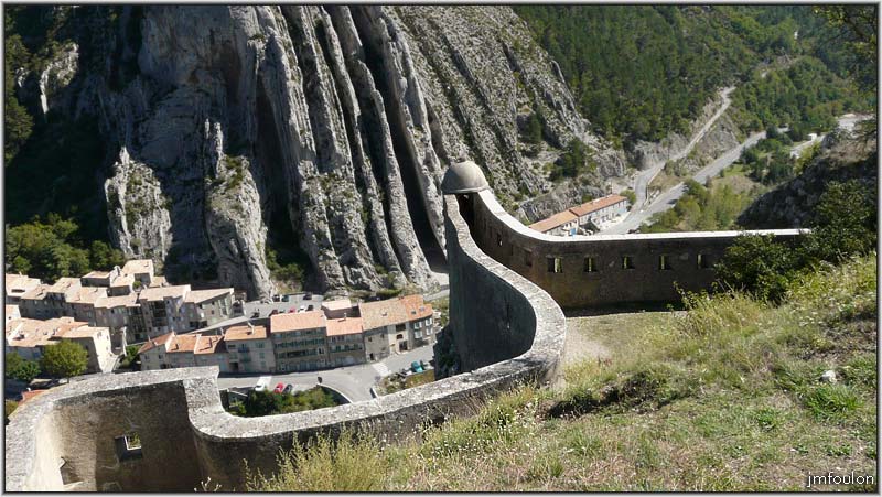 cita-140web.jpg - Autre vue sur la guérite du Diable