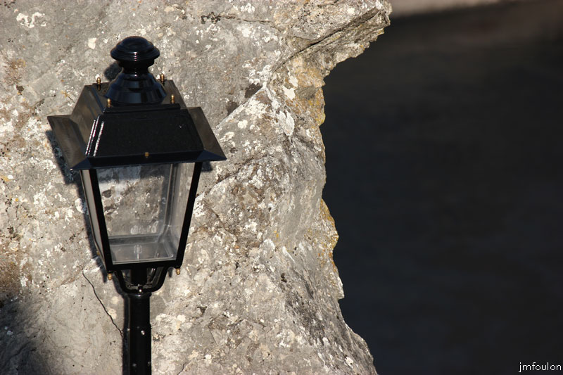 lampadaire-citadelle-web.jpg - Sisteron - Réverbère au nord de la citadelle. En arrière-plan à droite, le Buech