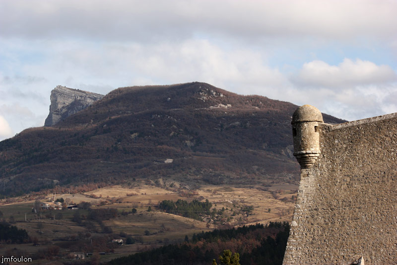 sisteron-cita-01web.jpg - Sisteron - Gache et guerite Nord/Ouest de la citadelle depuis le Collet