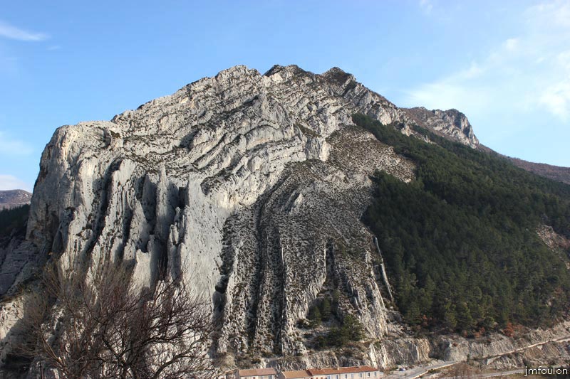 sisteron-rocher-baume-web.jpg - Sisteron - Montagne de la Baume depuis le haut de la rue Poterie quartier de la Coste