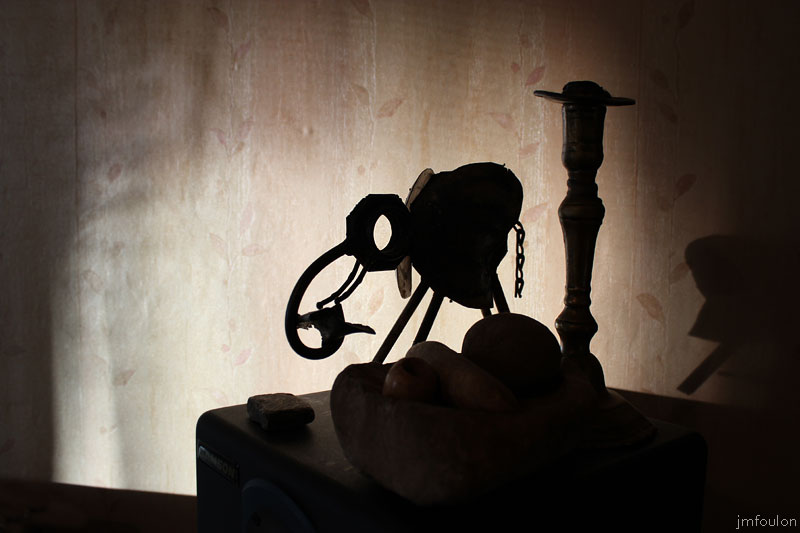 antre-03-web.jpg - Bibelots sur une de mes enceintes de monitoring (R - right)