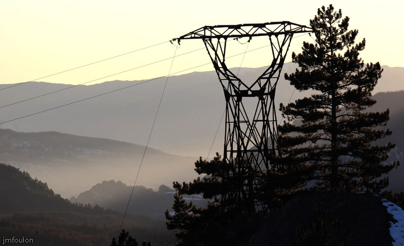 clamensane-pylone-web.jpg - Haute-tension à Clamensane depuis le PR au niveau de l'ancien château médiéval