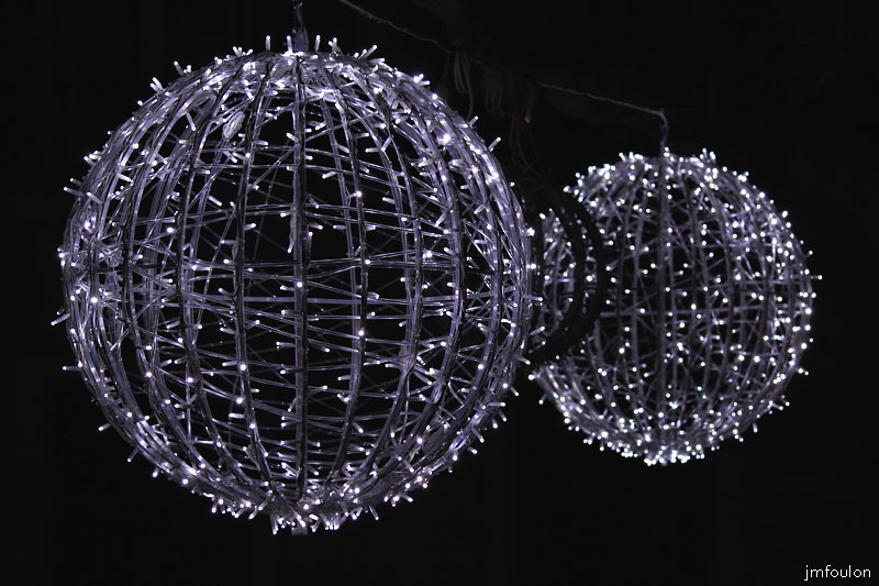 rue-prov-deco-noel-3-web.jpg - Sisteron - Décos de Noël de la fenêtre de mon salon (autre exposition)