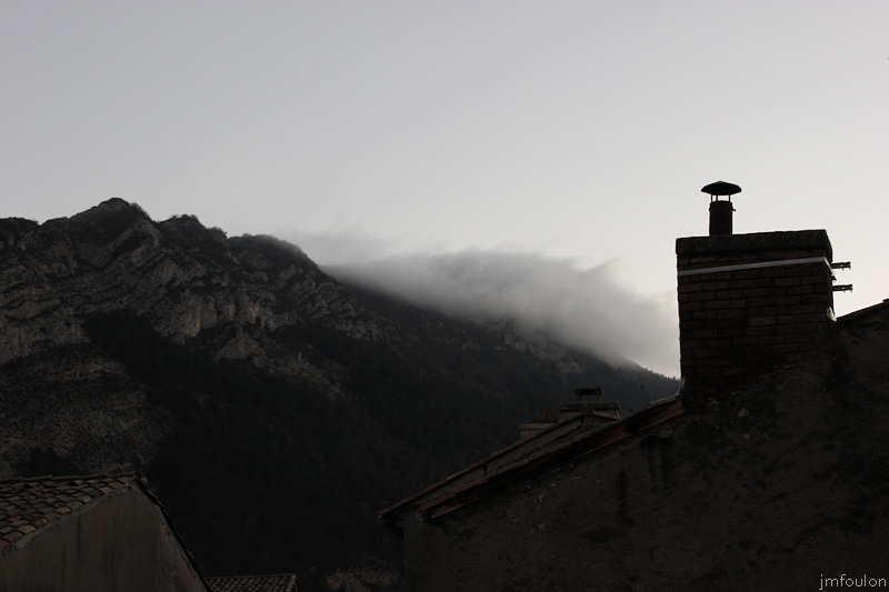 vue-chambre-web.jpg - Sisteron - La Baume au petit matin de la fenêtre de ma cuisine