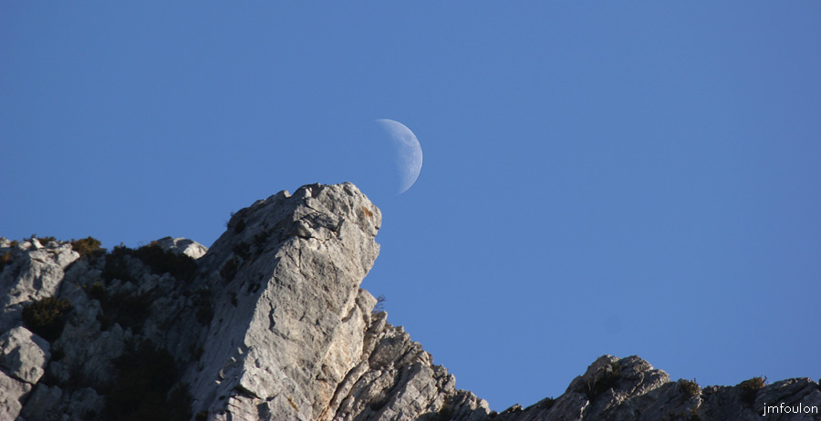 lune-baume-1web.jpg - La Lune au dessus du Rocher de la Baume à Sisteron en milieu d'après-midi (18 janvier 2013)