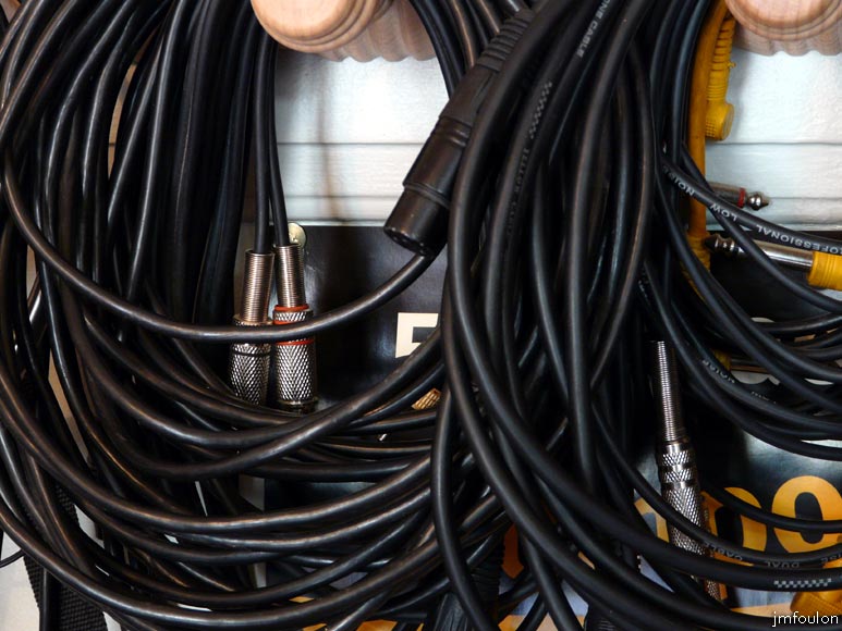 affiche-2web.jpg - Câblage audio sur un porte manteau dans mon antre