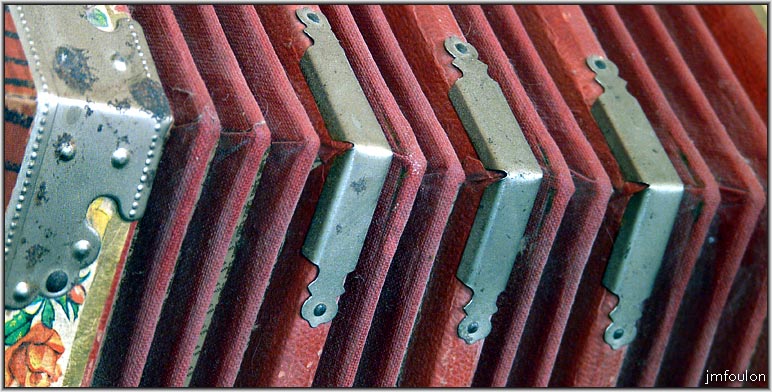 bando-3web.jpg - Concertina hors d'usage en déco sur une étagère