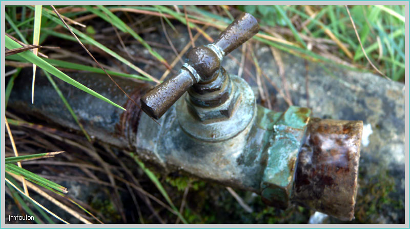 robinet-valbelle-web.jpg - Valbelle - Robinet sur une source en plein bois au pied de Sumiou