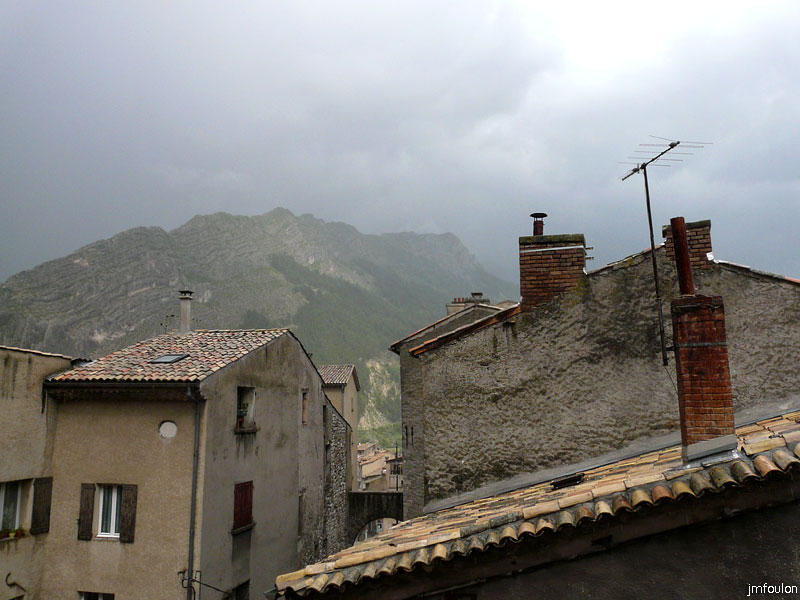 sisteron-orage-jalet1.jpg - De la fenêtre de ma cuisine - Orage en vue sur la vieille ville et la Baume