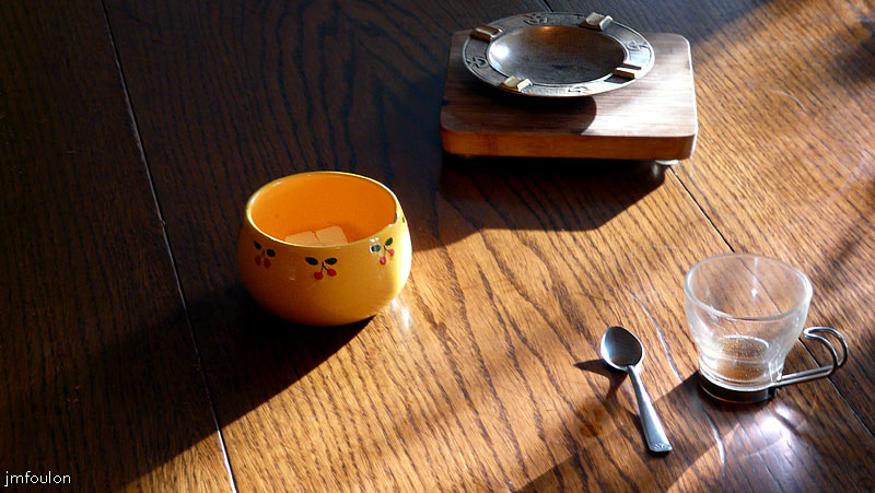 table-cafe-cendrier-web.jpg - Chez moi - Café noir au petit matin