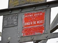 Enseignes et Panneaux  Sur un pylône au dessus de Peipin dans l'adret de Lure