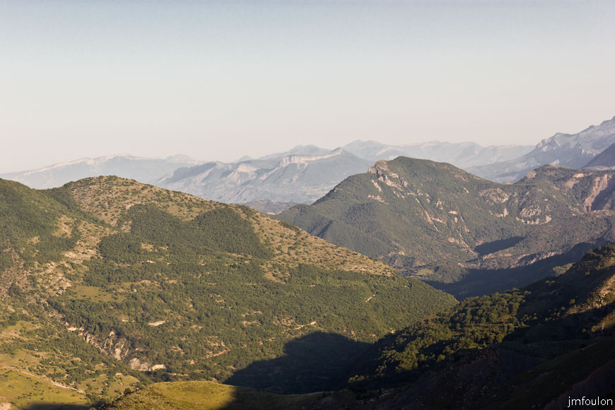 esparron-monges-010web.jpg - Vue vers le Nord depuis la Croix de Beaudinard. Au 1er plan à droite, l'Adret de la Follie (1874 m)