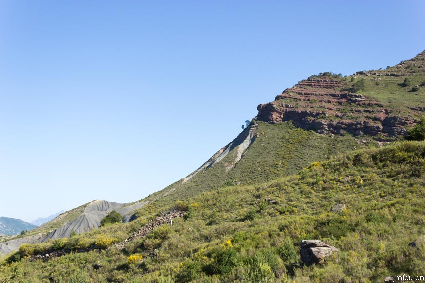 esparron-monges-030web.jpg - Autre vue sur la Crête de la Colle. Au 1er plan à gauche, un pierrier qui démontre que ces terres fûrent jadis cultivées