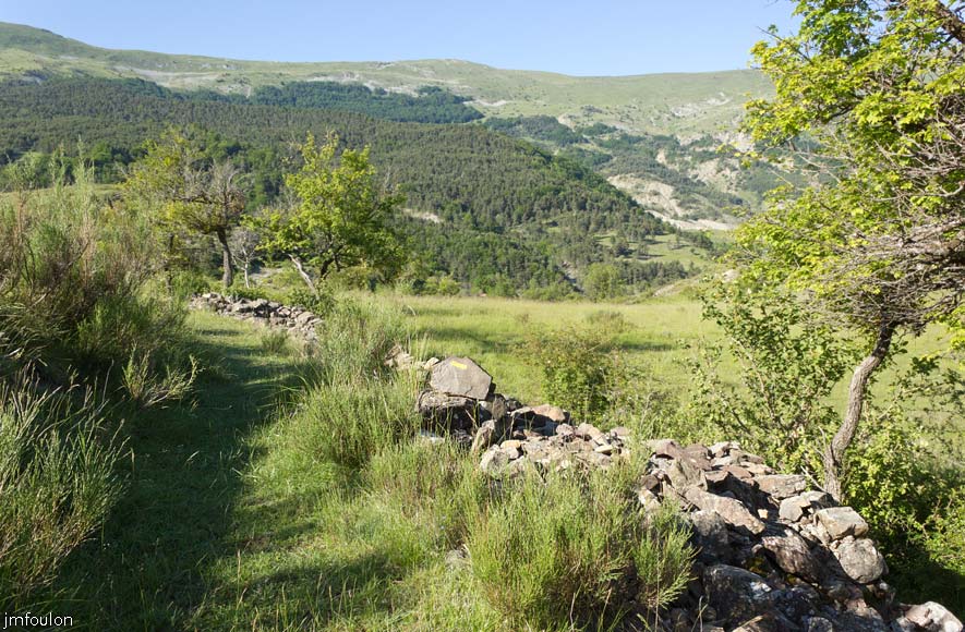 esparron-monges-031web.jpg - Nous approchons de Beaudinard par ce vieux chemin