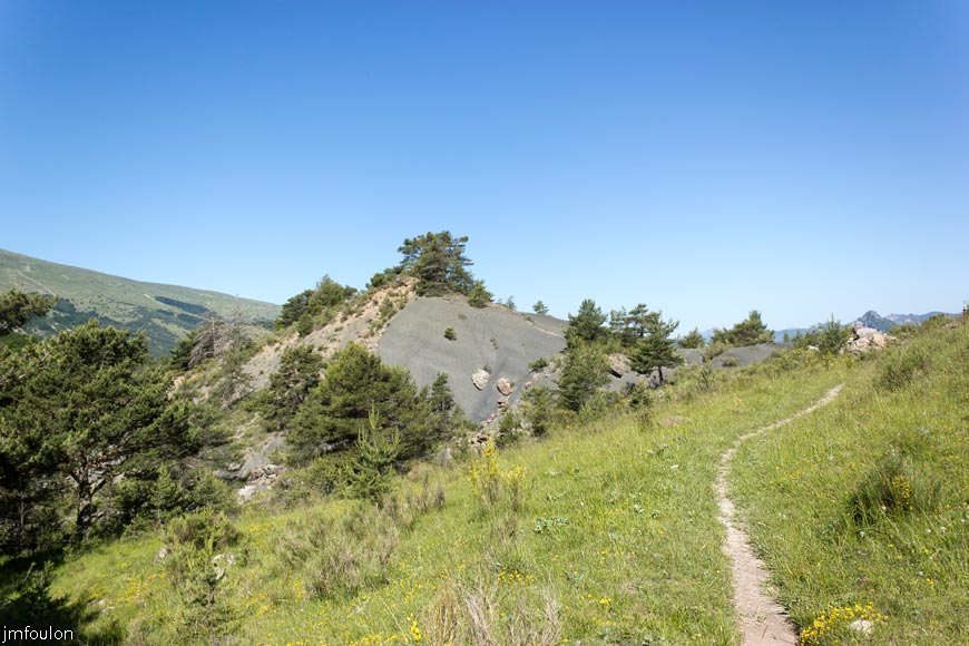 esparron-monges-058web.jpg - Le sentier (vue à contresens de la marche)